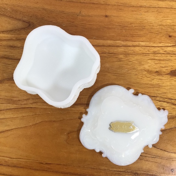 Vintage John E. Kemper White Milk Glass Covered Trinket Dish - Picture 7 of 9